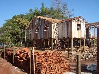 Casa de palafita na margem de rio estava quase pronta (Foto: Divulgação)