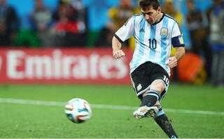 Messi sempre preciso, deslocou o goleiro e fez o seu nos pênaltis (Foto: Getty Images  / Fifa)