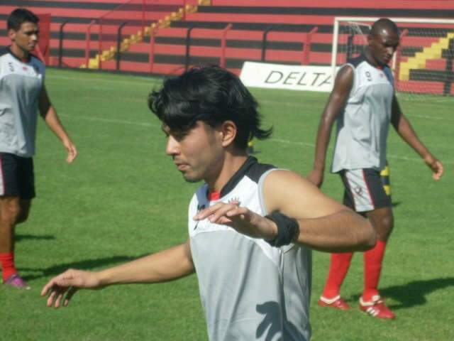  Jogador japon&ecirc;s se apresenta e j&aacute; treina no &Aacute;guia Negra