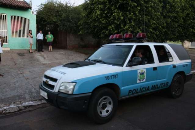 Vizinho &quot;joga&quot; cachorro em aposentado que reclamou de latidos