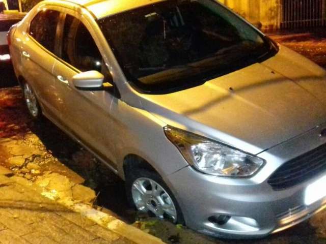 Durante chuva, roda de carro &eacute; &lsquo;engolida&rsquo; por buraco no Jardim dos Estados