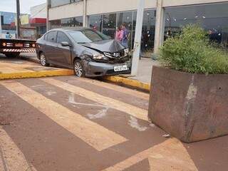 Empresário bateu o carro e suspeita é que ele tenha sofrido parada cardíaca (Foto: Maikon Junior/Rio Brilhante em Tempo Real)
