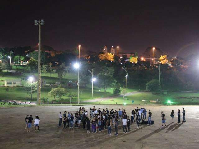 Noite no parque fica diferente quando se tem a disposi&ccedil;&atilde;o um telesc&oacute;pio