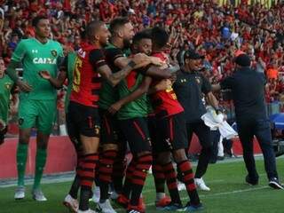 Jogadores em comemoração após gol que rendeu vitória para o Sport (Foto: Williams Aguiar/Sport Club do Recife)