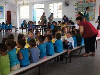 Crianças de Emei (Escola Municipal de Educação Infantil) na hora da merenda; boa parte dos assistentes são enviados para as unidade (Foto: PMCG/Divulgação)