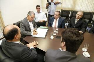 O projeto foi assinado durante reunião com a diretoria da OAB-MS. (Foto: Divulgação)