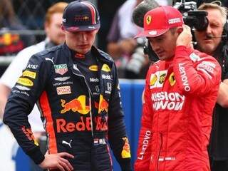 Verstappen (à esquerda) perdeu a pole para Leclerc (ao seu lado) após punição aplicada pela direção de prova. (Foto: F1.com)