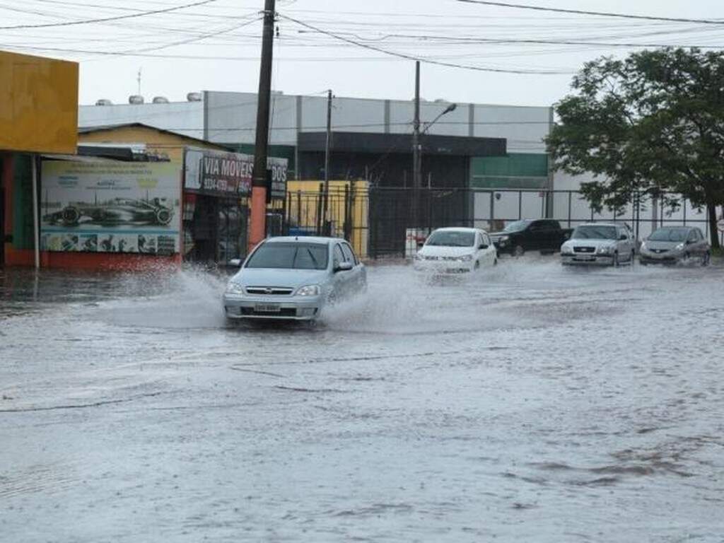 Chuva rápida alaga ruas calçadas e deixa motoristas ilhados na Ceará