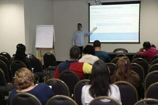 Várias palestras foram ministradas ao longo do dia explicando a metodologia para conseguir o beneficio  (Foto: Cleber Gellio)