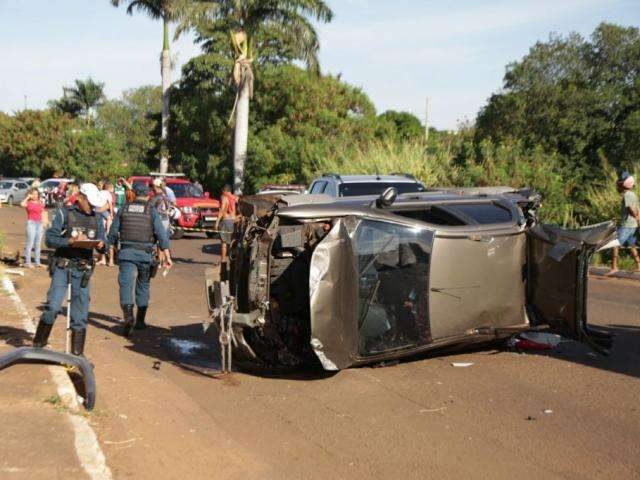 Ap&oacute;s ser &ldquo;fechado&rdquo;, carro roda na pista, bate em poste e tomba 