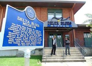Museu Delta Blues, na Rota 61: &quot;Eternizamos nossa estada entregando à diretora do museu camisetas da Whisky De Segunda&quot;.
Somos a primeira banda de blues brasileira a figurar no Delta Blues Museum.