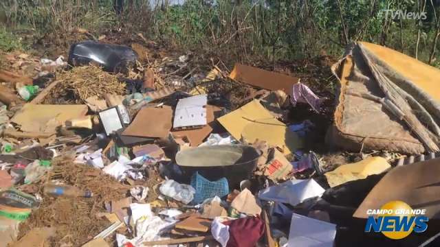 De privada a colch&atilde;o, tem de tudo em avenida que virou lix&atilde;o a c&eacute;u aberto