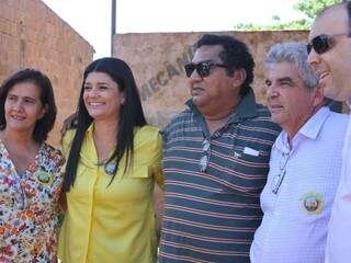 Rose (de blusa amarela) conversou com eleitores no bairro Coophasul, nesta manhã (10) (Foto: Alcides Neto)