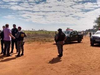 Policiais em fazenda onde ocorreu tentativa de invasão, em Caarapó (Foto: Divulgação/PM)