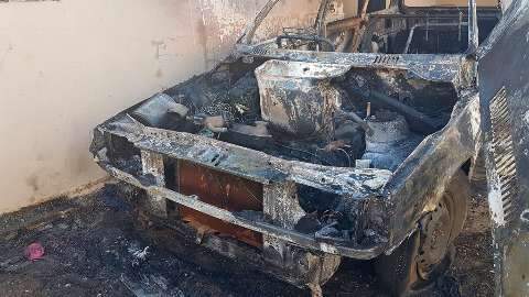 Incêndio destrói veículo em residência na Nova Campo Grande e assusta vizinhos