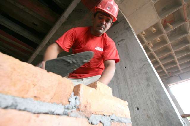 Em crise, ind&uacute;stria da constru&ccedil;&atilde;o espera crescer apenas 1% em 2015