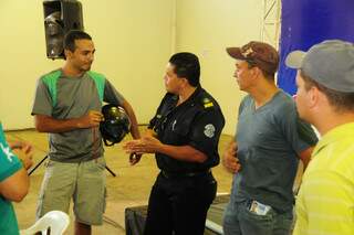 Comandante conversar com guardas da Capital após a palestra (Foto: Rodrigo Pazinato)