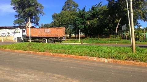 Caminhão derruba postes e deixa moradores sem energia no Miguel Couto 