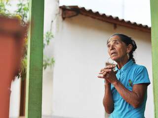 “Minha terra é aqui no Paraguai”, diz dona Bernardina, mãe de Gládis.(Foto: Marlon Ganassin)