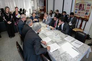Senadores e deputados de MS reunidos com o governador Reinaldo Azambuja (PSDB) na tarde desta terça-feira. (Foto: Divulgação)