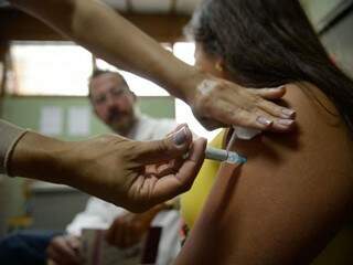 Paciente recebendo a vacina contra o HPV. (Foto: Marcelo Camargo/Agência Brasil) 
