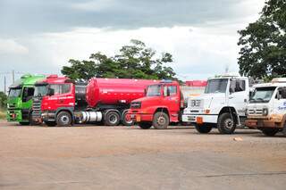 Sem gasolina para abastecer, caminhões ficam parados em frente a distribuidora. (Foto: João Garrigó)
