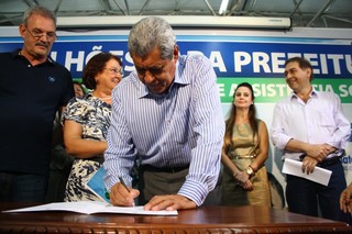 Governador assinou pacto para liberação de mais de R$ 13 milhões no setor de assistência social (Foto: Marcos Ermínio)