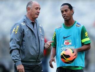 Ronaldinho ganha a braçadeira de capitão com o técnico Felipão (Foto: Wagner Carmo / VIPCOMM)