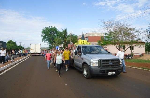 Fieis fazem romaria em comemora&ccedil;&atilde;o ao dia de Nossa Senhora Aparecida