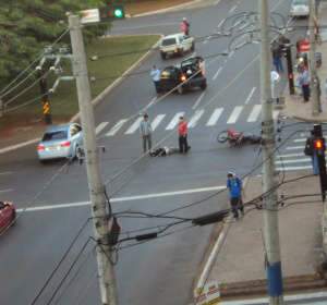  Acidente com carro deixa motociclista ferido na avenida Afonso Pena 