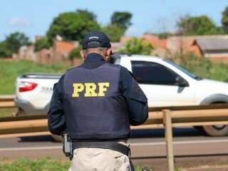 Policial rodoviário federal durante fiscalização na BR-262, em Campo Grande (Foto: Marcos Maluf) 