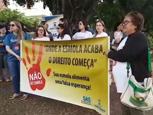 Campanha orienta a n&atilde;o dar esmolas nas ruas. Entenda o motivo