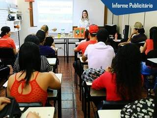 Professora Camile Médica Veterinária ministrando aula - Foto Alcides Neto