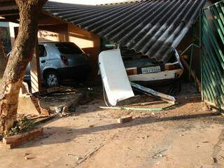 Frente da casa fica destruída após acidente. (Foto: Simão Nogueira)
