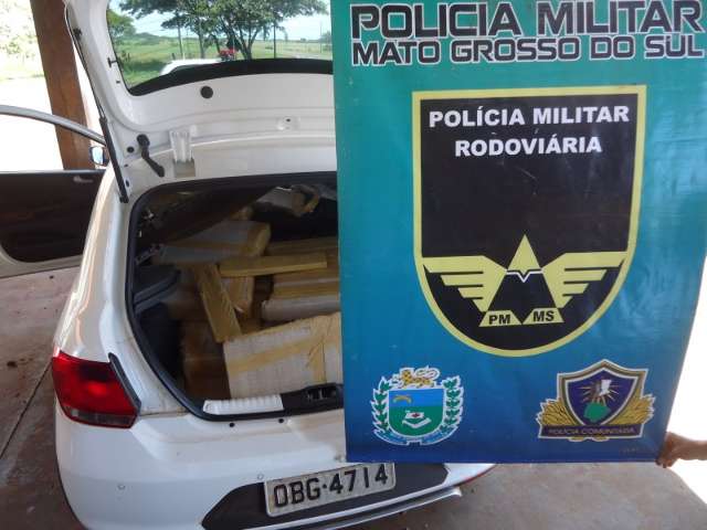 Motorista foge e abandona carro furtado com 358 quilos de maconha 