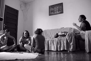 A rotina na casa delas, junto da mãe Simone, foi acompanhada pela jornalista Ana Carolina Cáceres, também com microcefalia. 