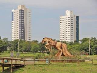 Monumento Guerreiro Guaicuru, no Parque das Nações Indígenas, hoje fechado para o público. (foto: Arquivo CG News)