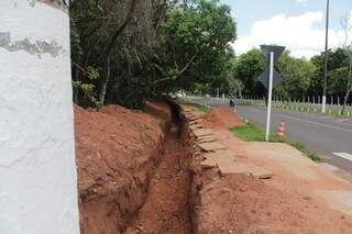 Calçada que dá acesso ao Parque dos Poderes escava para obra de manutenção (Foto: Kísie Ainoã)