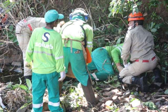 Funcion&aacute;rio da Solurb de 52 anos cai no c&oacute;rrego da Via Parque 