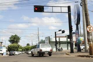 Sem fiscalização, condutor &quot;fura&quot; o sinal vermelho no cruzamento das avenidas Três Barras e Zahan. (Foto: Cleber Gellio)