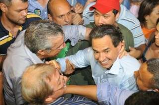 Marquinhos, abraçado por multidão ao chegar em comitê, venceu em todas as zonas eleitorais. (Foto: Alcides Neto)
