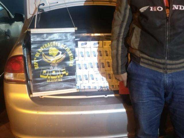 Quatro homens s&atilde;o presos com cigarro, pneus e tapetes do Paraguai
