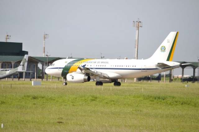 Avi&atilde;o presidencial pousa em Campo Grande e tr&acirc;nsito est&aacute; congestionado
