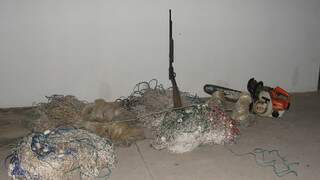 Junto com o pescador foram encontradas 4 tarrafas, 2 redes de pesca, 1 espingarda calibre 22 com 6 munições e uma motosserra. (Foto: Divulgação PMA) 