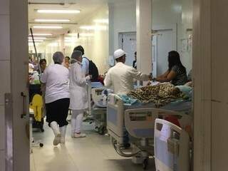 Superlotamento é rotina nos hospitais públicos de Campo Grande (Foto: Bruna Kaspary)