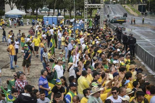 P&uacute;blico j&aacute; est&aacute; na Pra&ccedil;a dos Tr&ecirc;s Poderes para posse de Bolsonaro