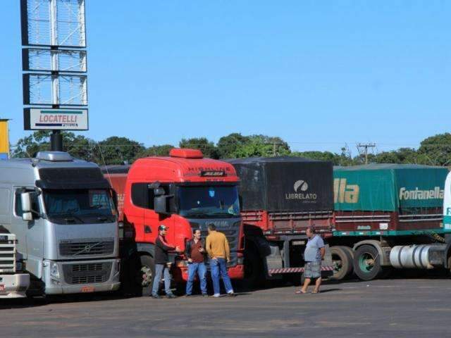 Sobe para 5 o n&uacute;mero de trechos interditados por caminhoneiros em MS