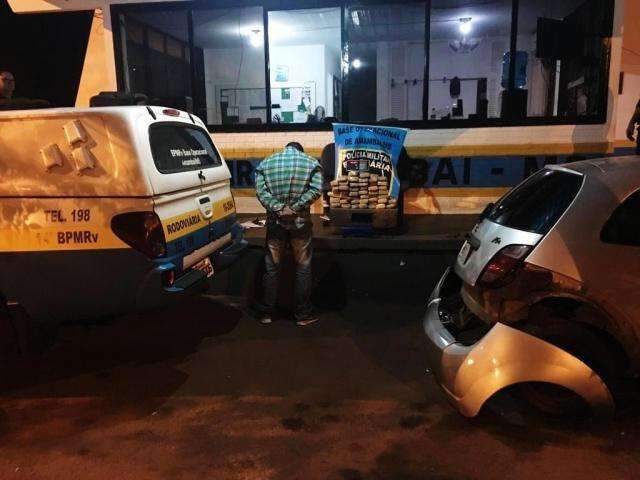 Traficante cai em bloqueio policial e &eacute; preso com droga em fundo falso de carro