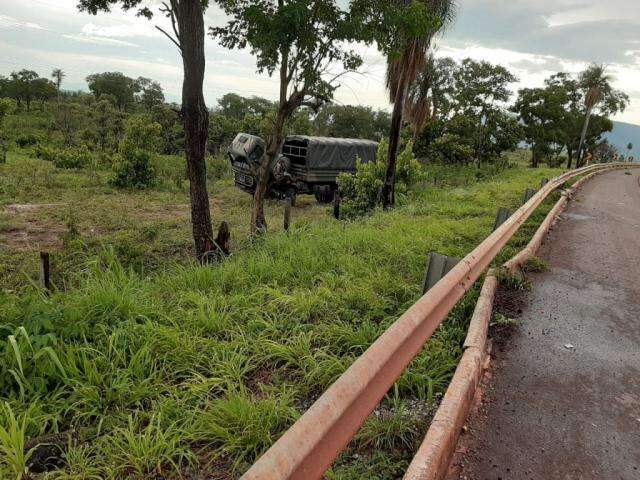 Motorista perde controle ap&oacute;s ve&iacute;culo aquaplanar e colide com caminh&atilde;o
