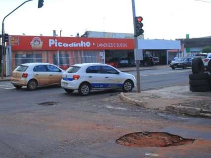 Buraco em cruzamento movimentado da Avenida Ceará desafia motoristas 